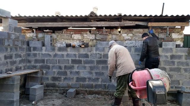 ГАРАЖ СВОИМИ РУКАМИ / Поднимаю крышу на другую сторону домкратами Ч 3 смотреть онлайн
