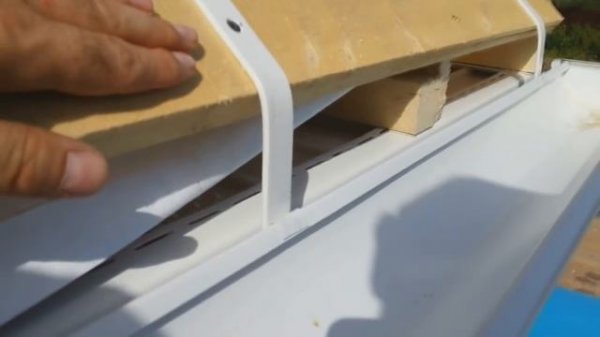 Установка стропильной системы двускатной мансардной крыши в доме из газобетона