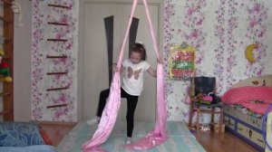 Гимнастика дома на полотнах