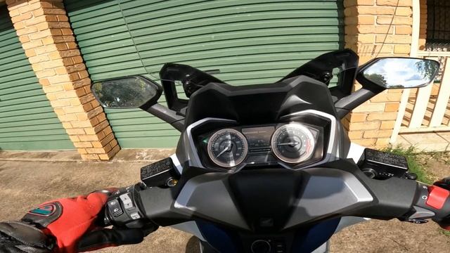 Honda Forza 350 Vs Yamaha Xmax 300 - Big Wind-Screen Battle - Episode 7. смотреть онлайн