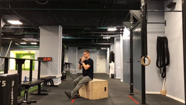 Приседания на ящик с гирей на одной ноге смотреть онлайн