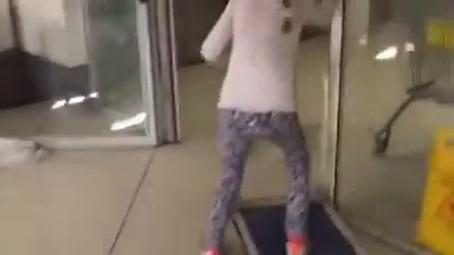 Алиса катается на тележке в торговом центре смотреть онлайн