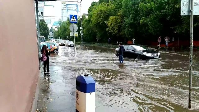 Последствия ливня 23.08. Возле метро Молодежная. смотреть онлайн