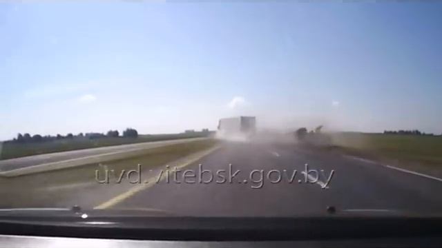 Столкновение фуры DAF и трактора МТЗ смотреть онлайн