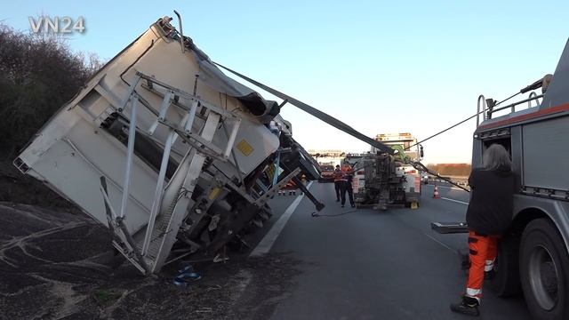 07.03.2022 - VN24 - Sattelzug mit Raps auf A2 bei Oelde verunglückt - aufwendige Bergung смотреть онлайн