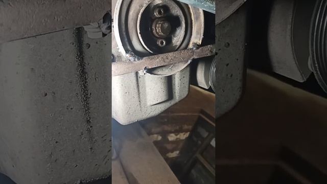 Как снять шкив коленвала и шестеренку на семейство VAG без помощи смотреть онлайн