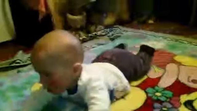 Малыш учится ползать. первая попытка смотреть онлайн