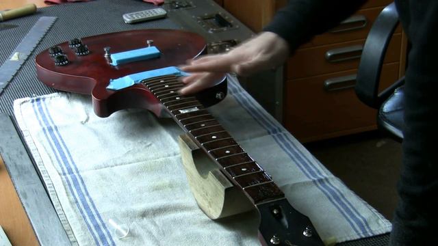Gibson '2014 Anniversary' Melody Maker in for a setup & a nut... смотреть онлайн