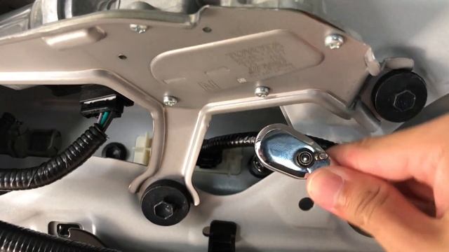 2019-2020 Toyota RAV4 Rear Center Trim Removal смотреть онлайн