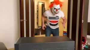 ЗЛОЙ и СТРАШНЫЙ КЛОУН ВЕРНУЛСЯ В НАШ ДОМ! / Happy Family Show