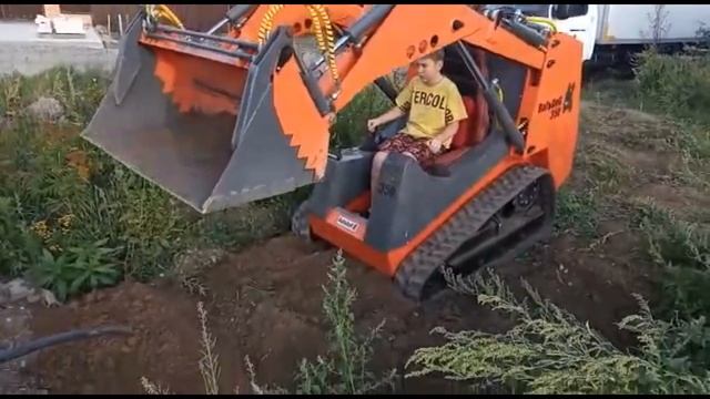 Ребёнок управляет гусеничным мини погрузчиком. Видео от клиента. За рычагами Лёня Цыбенко 10 лет НС смотреть онлайн