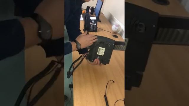 How to connect a headset to a phone with no headset port? смотреть онлайн