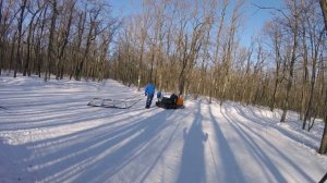 Снегоход специальной хренью нарезает лыжню для классического хода.