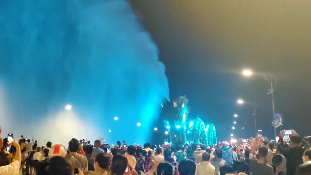 Dragon Bridge - weekend 15 minutes fire show in danang смотреть онлайн