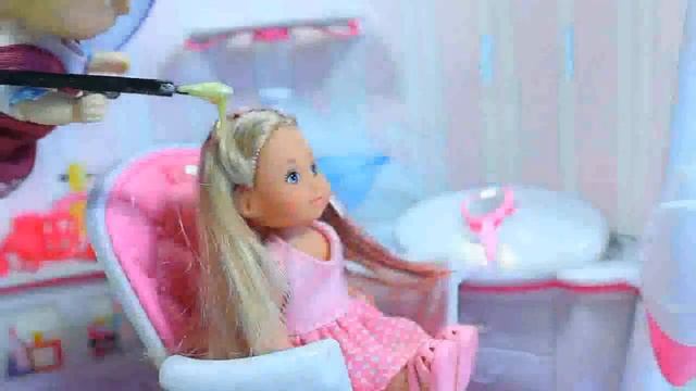 Наводим красоту .Маша  красит  волосы   Repka TV Salon Barbie . Mary Dyes Her Hair