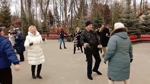Ромашка белая!!!Танцы в парке горького,март 2021. смотреть онлайн