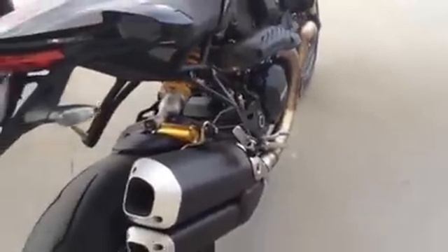 Ducati Monster 1200 R: Walkaround - BikeSocial.co.uk смотреть онлайн