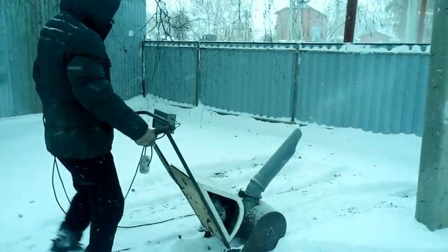 Снегоуборщик с электродвигателем смотреть онлайн