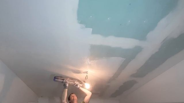 Шпаклевка потолка валиком.