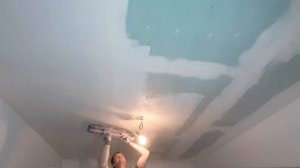 Шпаклевка потолка валиком.