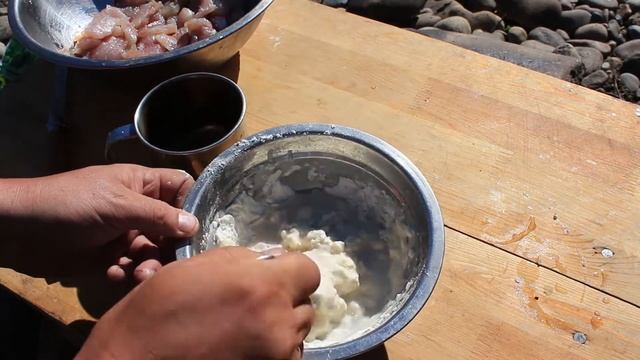 Хариус в кляре – готовим на сплаве смотреть онлайн