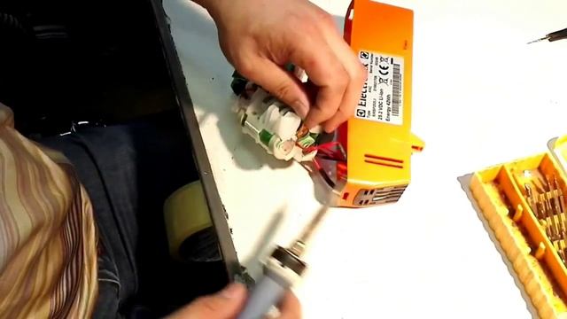 Замена аккумуляторов в беспроводном пылесосе Electrolux. Часть 1 смотреть онлайн