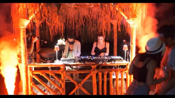 Giolì & Assia on Tour Inside Your Head.