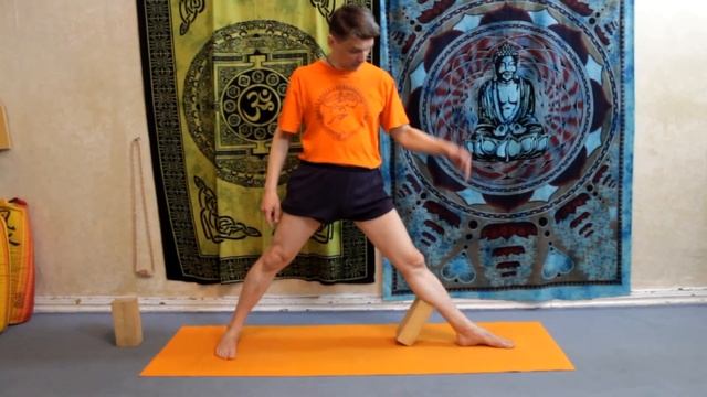 Отстройка асан с доктором Новоселовым. Триконасана смотреть онлайн