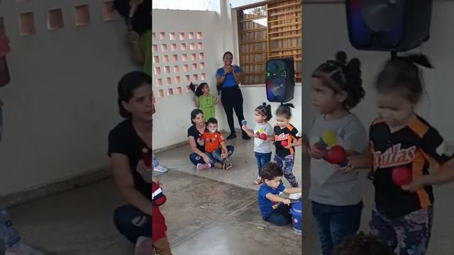 niños de 2 años tocando tambor y maracas😁 #tambor #maracas #niños смотреть онлайн