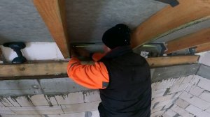 Закрываю проем между стропильной системой и мауэрлатом (стеной и крышей). Монтаж ветровой защиты.