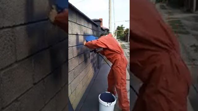 Нанесение каменной краски на забор из блоков смотреть онлайн