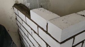 Кладка перегородки с углом в 1/2 кирпича силикатного