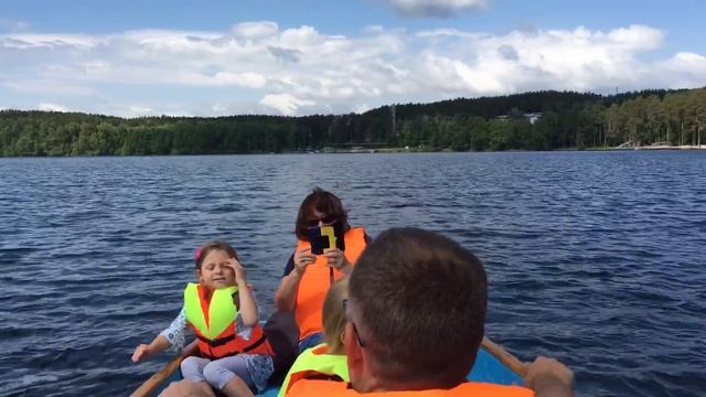 Rowboat on a lake in Russia смотреть онлайн