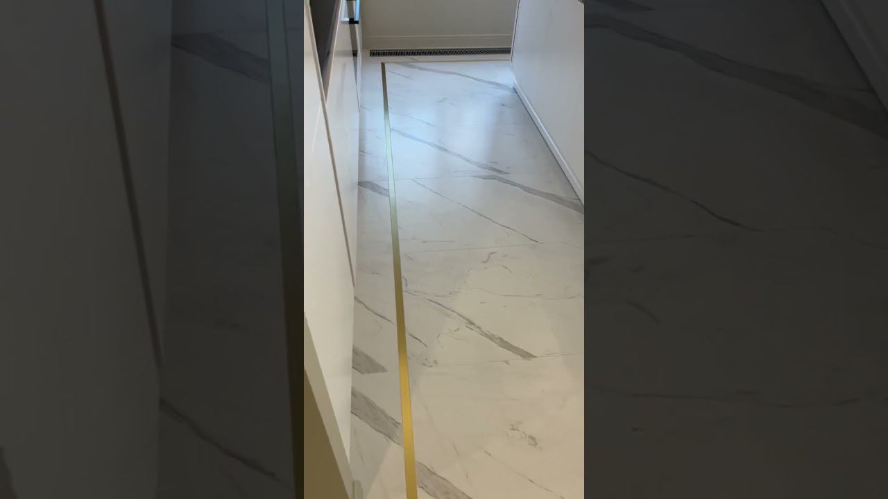 Латунная вставка в керамограните на нашем объекте в ЖК Серебряный Парк смотреть онлайн