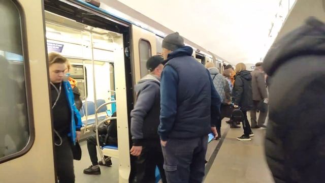 81-760/761 "Ока" на станции "Боровицкая" смотреть онлайн