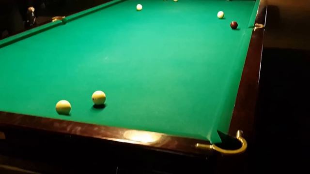 Два шара накатом в одну лузу в русском бильярде - пример хорошего удара в игре в свободную пирамиду смотреть онлайн