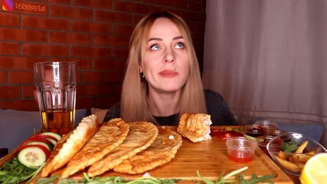 MUKBANG | 8 Чебуреков с разной начинкой (съем?) | 8 Chebureks  не ASMR