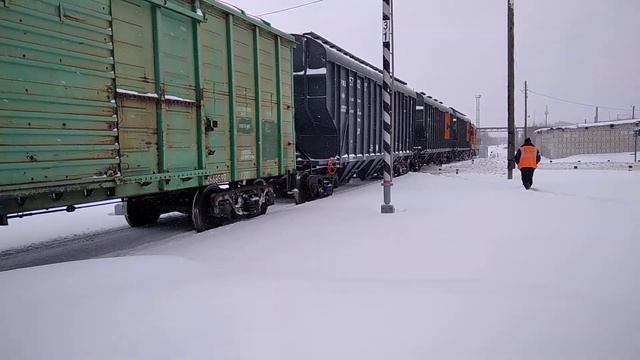Тепловоз ЧМЭ3Т-6315 Переезжает Через Переезд На Станций Металлист смотреть онлайн