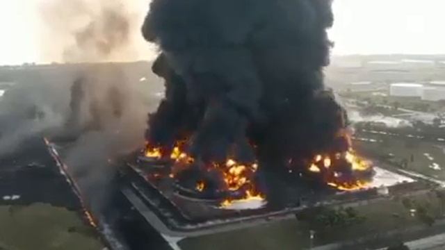Aireal footage of fire at Balongan Oil refinery West Java Indonesia смотреть онлайн