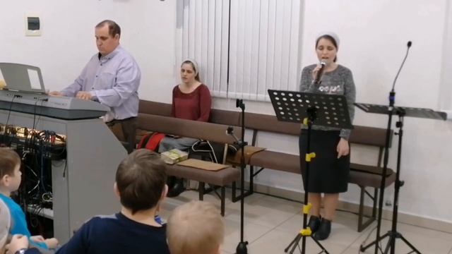 В этот мир большой, как в прохожий двор / Надя Савченко смотреть онлайн
