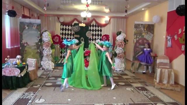 Танец _Цветы в Стране Чудес_(из муз. спектакля в д_с _Алиса в Стране Чудес_).mp4 смотреть онлайн