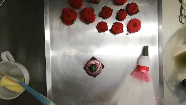 Цветы из упругого крема для одноярусного торта смотреть онлайн