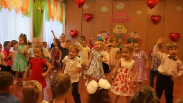 старшая группа танец Далеко от мамы смотреть онлайн