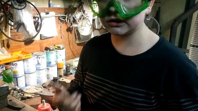 Сын сверлит на сверлильном станке смотреть онлайн