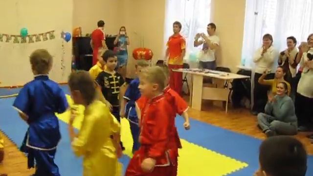 УШУ (У-ШУ) дети 5-6-7 лет. Показательные выступления, детский клуб Радуга. смотреть онлайн