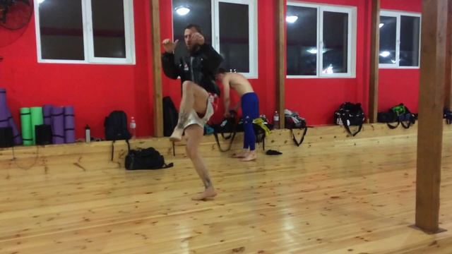 Анатолий Шпонарский персональный тренер по муай тай. Shponchamek Muaythai gym смотреть онлайн