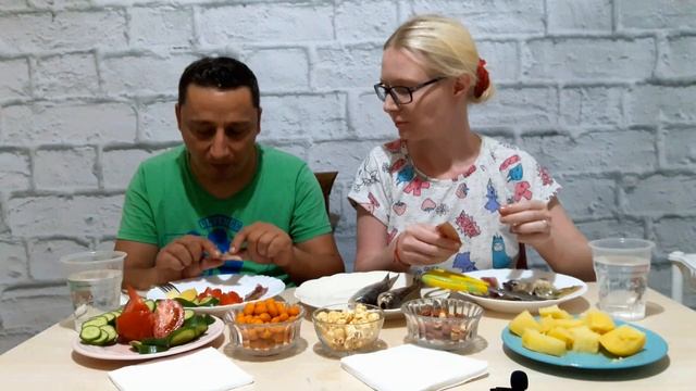 Турок пробует воблу: Ну и запах!!!! смотреть онлайн