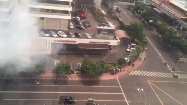 Несколько взрывов произошло в столице Индонезии смотреть онлайн