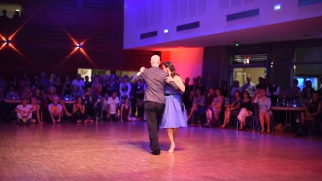 Maria Belen et Santiago dansent sur Milonga Para es Missoes смотреть онлайн