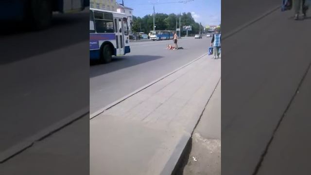 Разлеглась на проезжей части смотреть онлайн